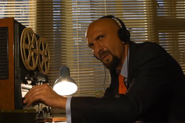 Erkek bir casus, kayıt cihazı, istihbarat ve vatandaşları gözetleme üzerine konuşmaları dinler ve kaydeder. Bir de kulaklıklı süper ajan..