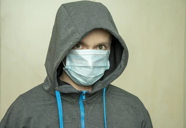 Ein Junger Mann Kapuzenpulli Mit Medizinischer Maske Gegen Eine Betonwand — Stockfoto