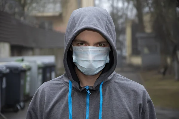 Kapüşonlu Sweatshirt Giyen Tıbbi Maskeli Genç Bir Adam Beton Bir — Stok fotoğraf