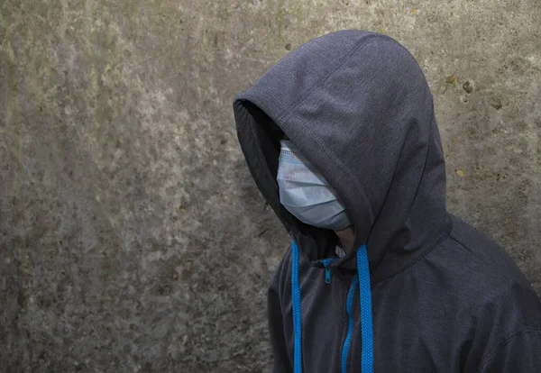 Joven Con Una Sudadera Con Capucha Una Máscara Médica Contra — Foto de Stock