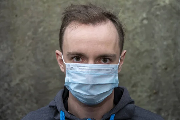 Ένας Νεαρός Κουκούλα Ιατρική Μάσκα Στον Τσιμεντένιο Τοίχο Προσωπική Ασφάλεια — Φωτογραφία Αρχείου