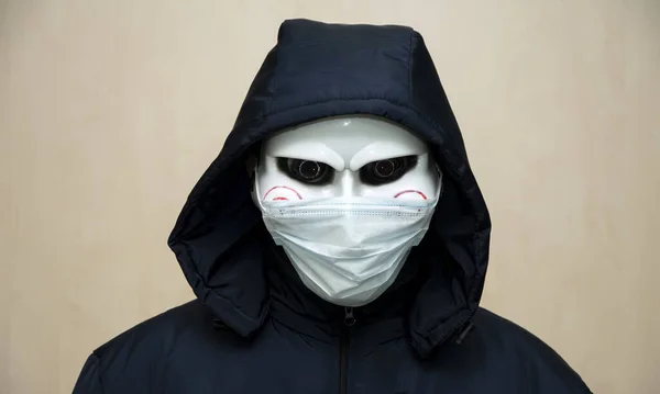 Ένας Άντρας Καλυμμένη Μάσκα Προσώπου Κουκούλα Ιατρική Μάσκα Σκούρο Φόντο — Φωτογραφία Αρχείου