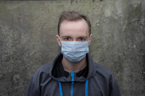 Ένας Νεαρός Κουκούλα Ιατρική Μάσκα Στον Τσιμεντένιο Τοίχο Προσωπική Ασφάλεια — Φωτογραφία Αρχείου