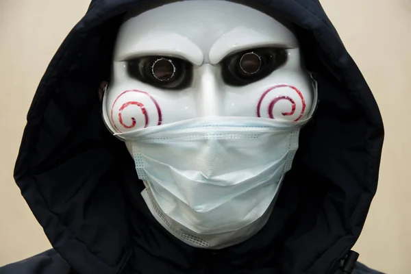 Ένας Άντρας Καλυμμένη Μάσκα Προσώπου Κουκούλα Ιατρική Μάσκα Σκούρο Φόντο — Φωτογραφία Αρχείου
