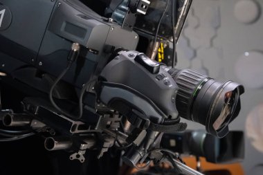 TV kamerası operatörün vincinde, Stüdyoda bir TV programı kaydediyor; Belarus, Minsk, 7 Şubat 2020