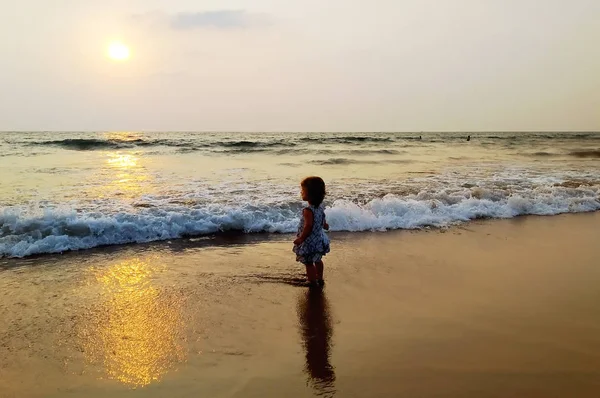 Uma Menina Está Mar Pôr Sol Ondas Estão Correndo Longo — Fotografia de Stock