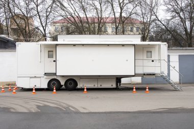 Bir mobil televizyon kanalı programını yayınlar
