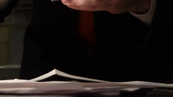 Чоловік Костюмі Змінює Аркуші Паперу Столі Виглядає Фотографує Текст Папері — стокове відео
