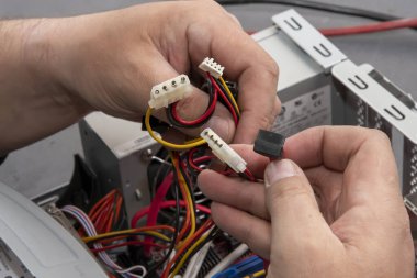 Sihirbaz bilgisayardaki kabloları bağlar, prize takar ve sokete takar. Bilgisayar ekipmanlarının onarımı ve sökülmesi.