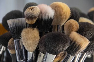 Makyaj fırçaları, sinema ve tiyatroda makyaj sanatçıları için çalışan bir araç.