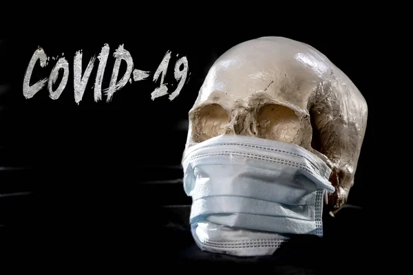 暗い質感の背景に医療用マスクの人間の頭蓋骨 レーベル Covid コロナウイルスによる死亡 致命的なウイルスによる感染 — ストック写真