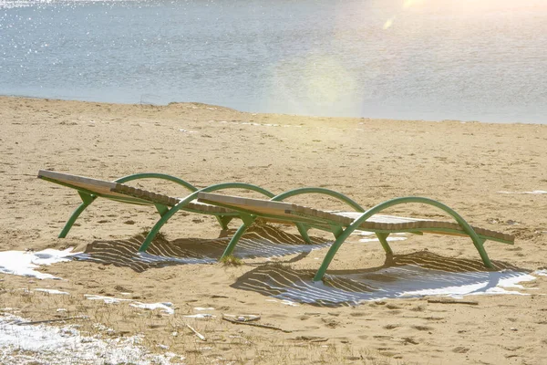 Üres Napozóágyak Pihentető Strandon Strandszezon Lezárása Kora Tavasz Strandon Napfény — Stock Fotó