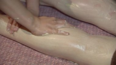 Masöz, masaj salonunda müşterinin ayaklarına masaj yapar. Dinlenme ve rahatlama, sağlık iyileştirme prosedürleri..