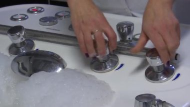 Banyoda su masajı, su-hava karışımı ile masaj, sağlık tedavisi, köpük ve şampuan..