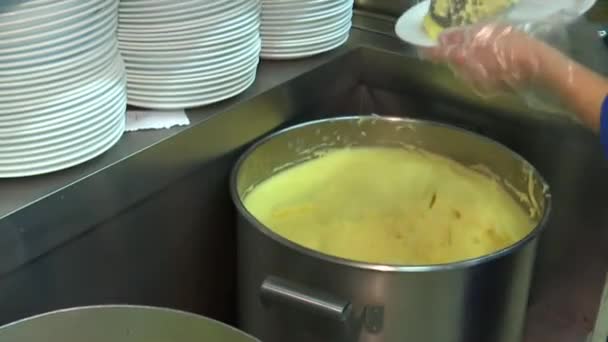 Cozinheiros Põem Comida Chapas Sala Jantar Distribuição Almoço — Vídeo de Stock