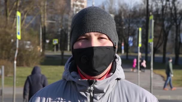 Straßenporträt Eines Mannes Mit Schwarzer Medizinischer Maske Der Die Kamera — Stockvideo