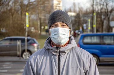 30-35 yıllık doğu maskesiyle gezen bir adamın sokak portresi, geçmişteki insanların yürüyüp geçtiği bir maske. Kavram: vatandaşların koronavirüsten korunması, şehirdeki salgınlar, bireysel koruma araçları..