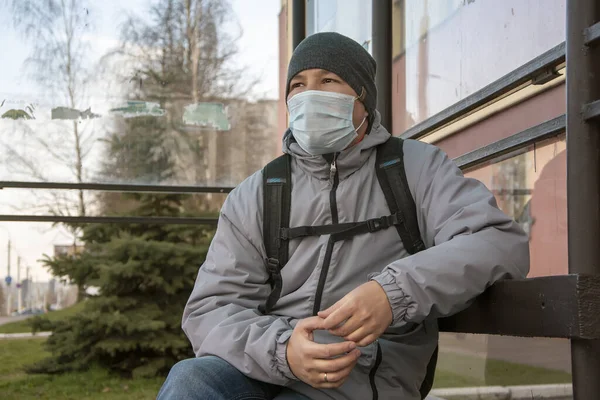 Hombre Mediana Edad Sentado Una Máscara Médica Una Parada Autobús — Foto de Stock