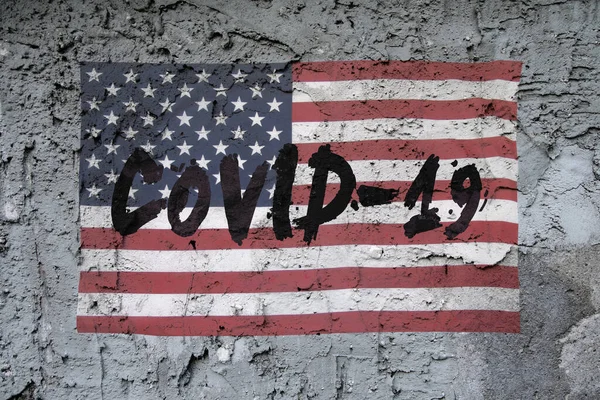 Getextureerde Betonnen Muur Met Amerikaanse Vlag Staat Inscriptie Covid Concept — Stockfoto