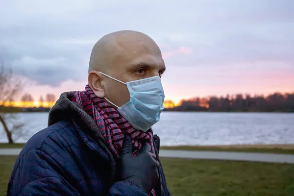 Uomo Calvo Con Una Maschera Medica Sullo Sfondo Del Sole — Foto Stock