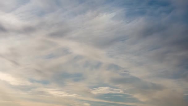 Abends Schweben Weiße Wolken Über Den Himmel Die Zeit Drängt — Stockvideo