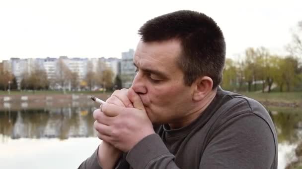 Retrato Callejero Hombre Que Fuma Porro Exhala Fumo Concepto Recreación — Vídeo de stock