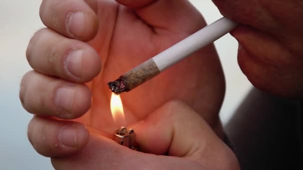 Retrato Rua Homem Que Fuma Uma Articulação Exala Fumo Conceito — Vídeo de Stock
