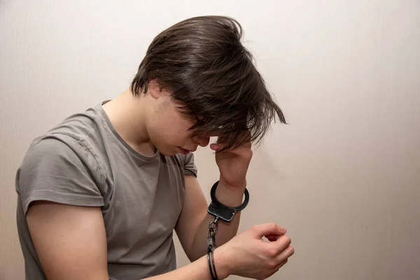 Porträt Eines Traurigen Teenagers Handschellen Auf Grauem Hintergrund Mittlerer Plan — Stockfoto