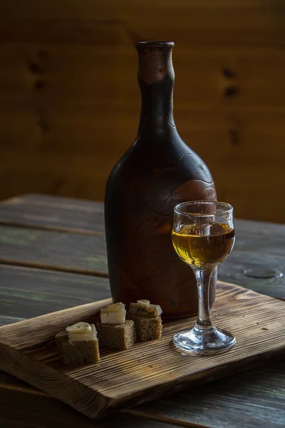Una Bottiglia Liquori Scuri Belli Siede Tavolo Legno Accanto — Foto Stock
