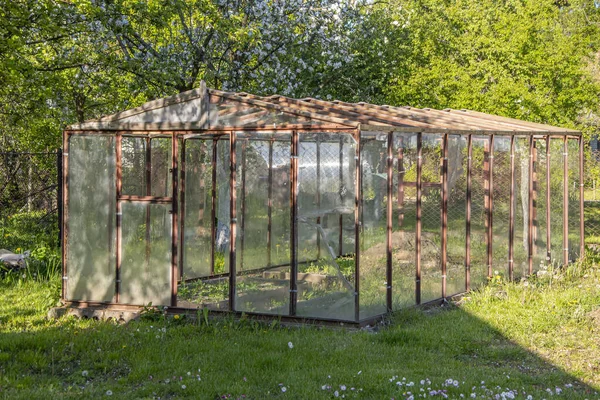 Konak arazisindeki cam sera ekin yetiştirmek için hazır değil..