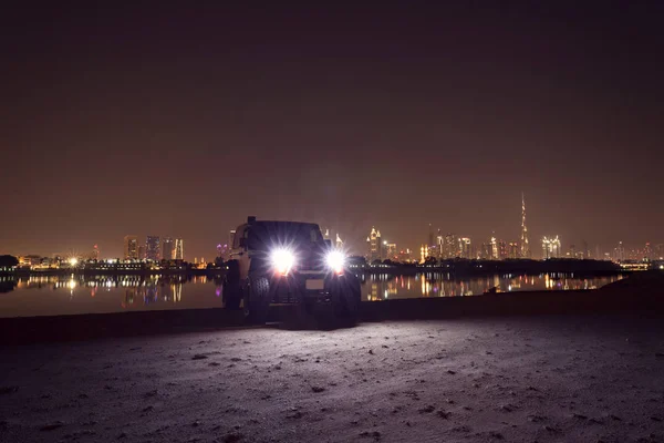 Araba, gece Dubai siluetinin arka plan 