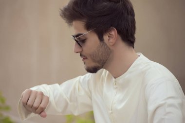 Arap adam saatini zaman kontrol arıyorsunuz  