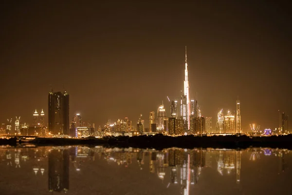 DUBAI, EMIRADOS ARAB UNIDOS-FEB 25, 2017: visão noturna Dubai céu — Fotografia de Stock
