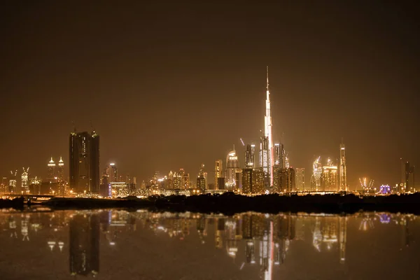 Dubai, Birleşik Arap Emirlikleri - 25 Şubat 2017: Dubai gökyüzü gece görüntülemek