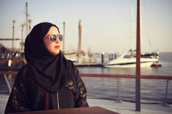 Arap kadın onun akşam Dubai'de zevk güneş gözlüğü takıyor.