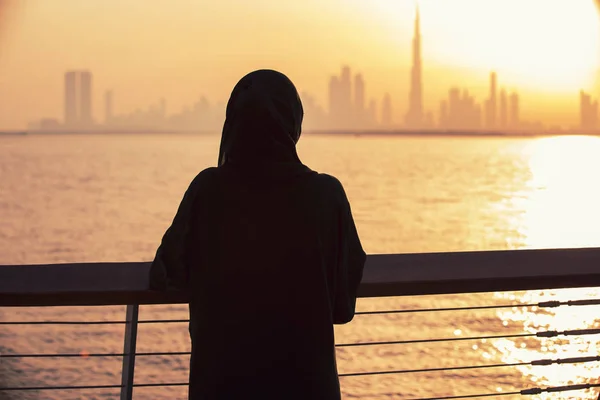 Dubai manzarasında aşık Arap kadın