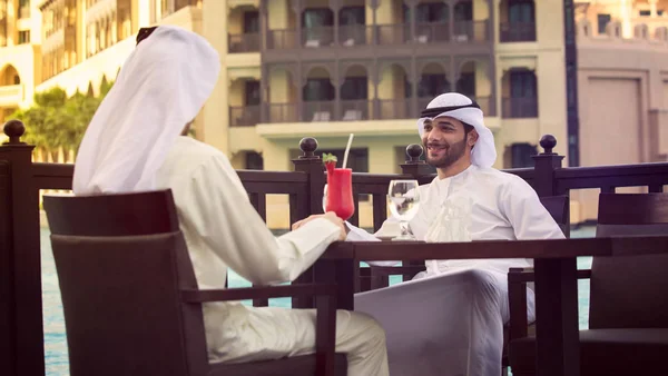 Reboque homem árabe em um café Dubai cidade — Fotografia de Stock