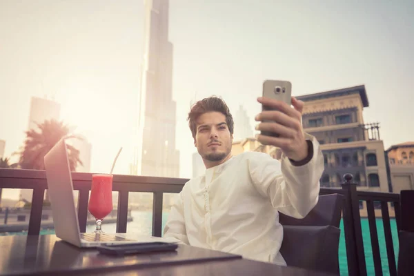 Joven árabe tomando foto selfie en smartphone usando Kandura — Foto de Stock