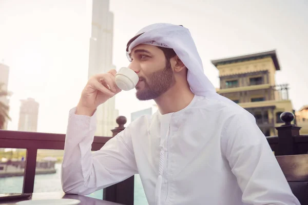 Αραβικά άνθρωπος πίνει καφέ σε καφετέρια στο Ντουμπάι — Φωτογραφία Αρχείου
