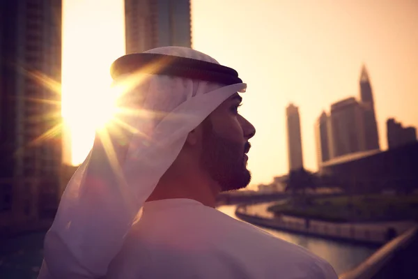 Homme arabe avec kandura profiter du lever du soleil à Dubaï fier de son cou — Photo