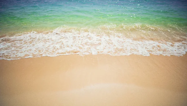 Zachte golf van blauwe oceaan op zandstrand. Achtergrond. — Stockfoto