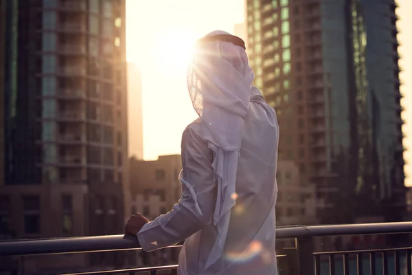 Arap adam sunrise günbatımı Dubai arıyor
