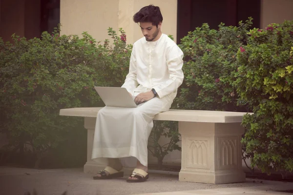 Arap genç adam onun laptop dışında çalışma 