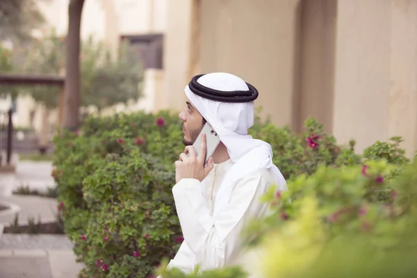 Arab mladý muž mluvil s jeho mobilní venkovní — Stock fotografie