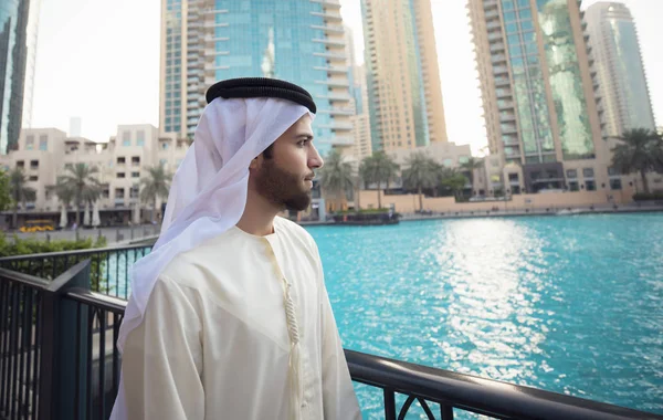 Hombre joven árabe mirando a Dubai skyline — Foto de Stock