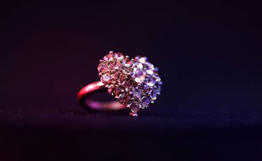 Zümrüt ve üzerinde siyah b izole safir ile altın pırlanta yüzük