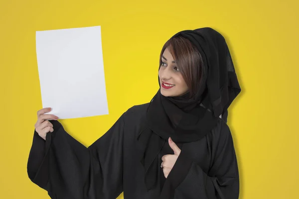 Il tuo messaggio qui. Bella giovane donna araba eccitato in possesso di vuoto bl — Foto Stock
