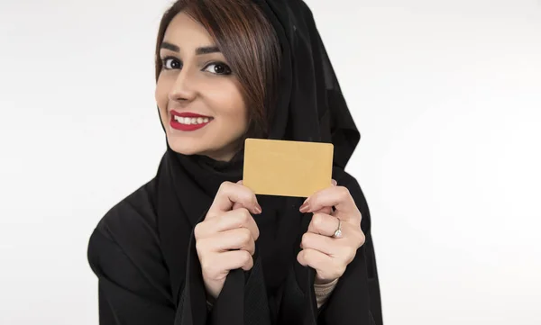 Donna araba in possesso di carta di credito. Ritratto isolato di autobus sorridente — Foto Stock