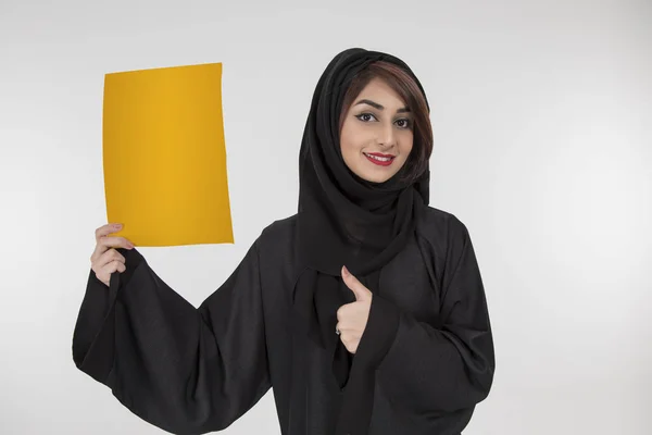 Il tuo messaggio qui. Bella giovane donna araba in possesso di bla giallo vuoto — Foto Stock