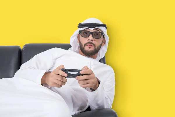Jovem árabe jogando jogo de computador. fundo amarelo isolado — Fotografia de Stock